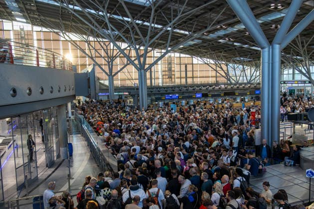 Stuttgart: Police Operation at the Airport; Terminals Evacuated, Due to a police operation at Stuttgart Airport, the terminals were evacuated on Monday. According to the Federal Police, air traffic was also temporarily suspended. This is currently causing significant disruptions at Copyright: x xonw-imagesx xDanielxKesslerx