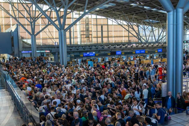 Stuttgart: Police Operation at the Airport; Terminals Evacuated, Due to a police operation at Stuttgart Airport, the terminals were evacuated on Monday. According to the Federal Police, air traffic was also temporarily suspended. This is currently causing significant disruptions at Copyright: x xonw-imagesx xDanielxKesslerx