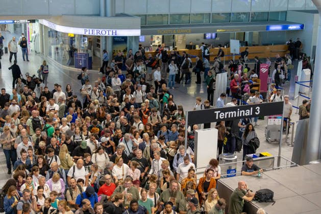 Stuttgart: Police Operation at the Airport; Terminals Evacuated, Due to a police operation at Stuttgart Airport, the terminals were evacuated on Monday. According to the Federal Police, air traffic was also temporarily suspended. This is currently causing significant disruptions at Copyright: x xonw-imagesx xDanielxKesslerx
