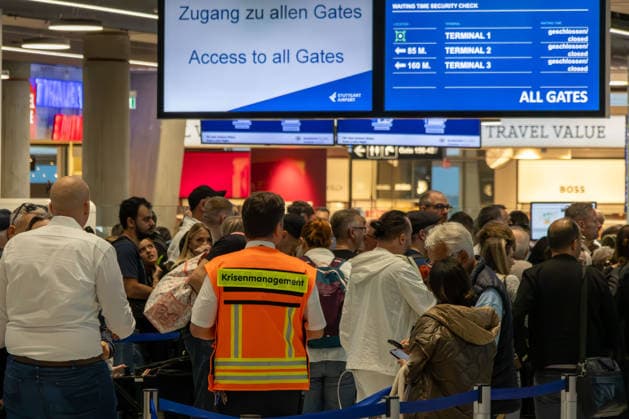 Stuttgart: Police Operation at the Airport; Terminals Evacuated, Due to a police operation at Stuttgart Airport, the terminals were evacuated on Monday. According to the Federal Police, air traffic was also temporarily suspended. This is currently causing significant disruptions at Copyright: x xonw-imagesx xDanielxKesslerx