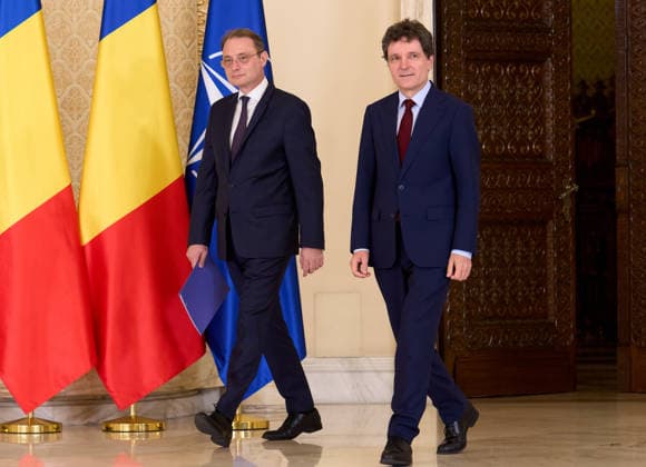 Romania: Luca Niculescu Appointed PM by President Dan Bucharest, Romania. 5th Oct, 2026: Nicusor Dan (R), President of Romania, announces Luca Niculescu (L), as the prime minister candidate following consultations with parliamentary parties at Cotroceni Palace. This is the fourth attempt to nominate a candidate able to secure a majority vote in Parliament, five months after the Bolojan government was dismissed in a no-confidence vote. Bucharest Romania Copyright: xLucianxAlecux