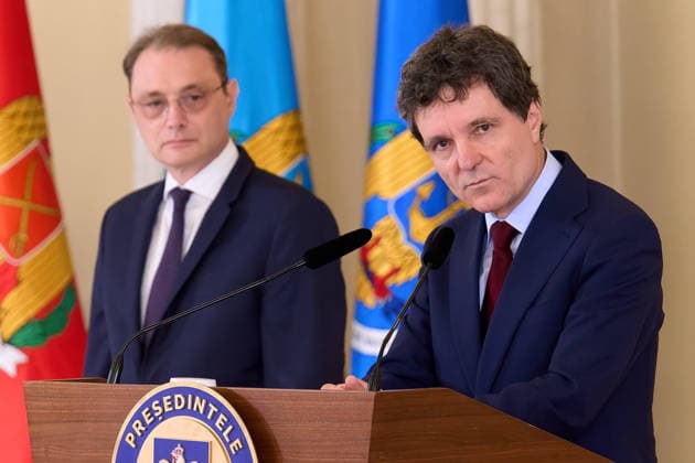 Romania: Luca Niculescu Appointed PM by President Dan Bucharest, Romania. 5th Oct, 2026: Nicusor Dan (R), President of Romania, announces Luca Niculescu (L), as the prime minister candidate following consultations with parliamentary parties at Cotroceni Palace. This is the fourth attempt to nominate a candidate able to secure a majority vote in Parliament, five months after the Bolojan government was dismissed in a no-confidence vote. Bucharest Romania Copyright: xLucianxAlecux