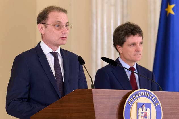 Romania: Luca Niculescu Appointed PM by President Dan Bucharest, Romania. 5th Oct, 2026: Luca Niculescu (L) speaks as he is announced by President Nicusor Dan (R) as Romania s prime-minister candidate, following consultations with parliamentary parties at Cotroceni Palace. This is the fourth attempt to nominate a candidate able to secure a majority vote in Parliament, five months after the Bolojan government was dismissed in a no-confidence vote. Bucharest Romania Copyright: xLucianxAlecux