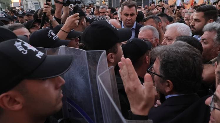 October 5, 2026, Â°Zmir, ToÂ¼rkiye: IZMIR, TURKEY, OCTOBER 5, 2026: Police officers block demonstrators during a protest organized by the Izmir Labor and Democracy Forces on Cyprus Martyrs Street against the transfer of elected mayors to the ruling AKP and amid claims that Izmir Mayor Cemil Tugay could also join the party. After negotiations with police, demonstrators proceeded toward the Turkan Saylan Cultural Center under restrictions on banners and slogans, where the Izmir Bar Association issued a statement criticizing political party defections and their impact on voters electoral choices. Â°Zmir Türkiye  - ZUMAq101 20261005_zna_q101_032 Copyright: xTurgayxKilicx