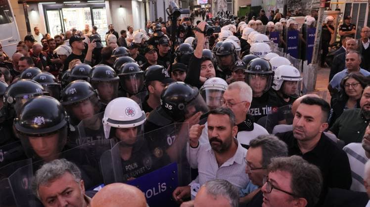 October 5, 2026, Â°Zmir, ToÂ¼rkiye: IZMIR, TURKEY, OCTOBER 5, 2026: Police officers block demonstrators during a protest organized by the Izmir Labor and Democracy Forces on Cyprus Martyrs Street against the transfer of elected mayors to the ruling AKP and amid claims that Izmir Mayor Cemil Tugay could also join the party. After negotiations with police, demonstrators proceeded toward the Turkan Saylan Cultural Center under restrictions on banners and slogans, where the Izmir Bar Association issued a statement criticizing political party defections and their impact on voters electoral choices. Â°Zmir Türkiye - ZUMAq101 20261005_zna_q101_033 Copyright: xTurgayxKilicx
