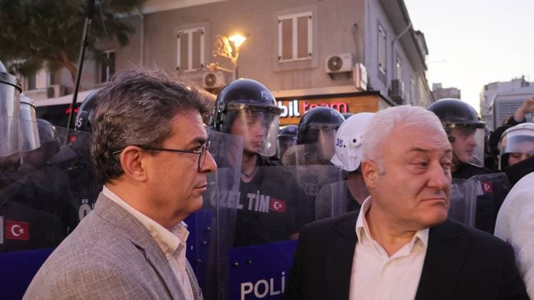 October 5, 2026, Â°Zmir, ToÂ¼rkiye: IZMIR, TURKEY, OCTOBER 5, 2026: Police officers block demonstrators during a protest organized by the Izmir Labor and Democracy Forces on Cyprus Martyrs Street against the transfer of elected mayors to the ruling AKP and amid claims that Izmir Mayor Cemil Tugay could also join the party. After negotiations with police, demonstrators proceeded toward the Turkan Saylan Cultural Center under restrictions on banners and slogans, where the Izmir Bar Association issued a statement criticizing political party defections and their impact on voters electoral choices. Â°Zmir Türkiye - ZUMAq101 20261005_zna_q101_034 Copyright: xTurgayxKilicx
