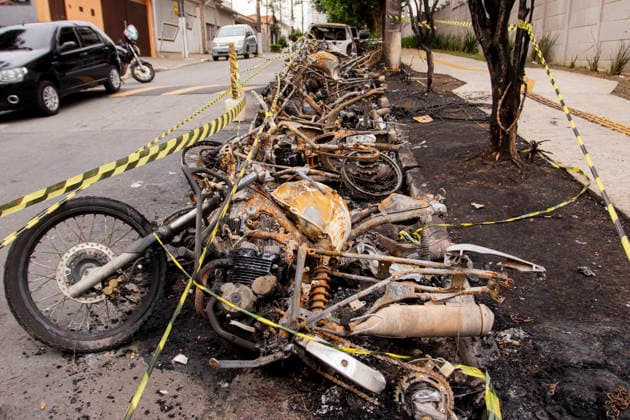 SaO PAULO, SP - 05.10.2026: QUEDA DE CABOS CAUSA INCêNDIO EM SaO PAULO - The fall of high-voltage power lines caused a large fire in Sao Paulo. Likely due to the rain, storm, and winds this past weekend in the southern part of the city, high-voltage power lines belonging to the electricity company Enel broke, causing a fire that engulfed numerous vehicles, including several motorcycles and a car. The vehicles were completely destroyed by the fire. All vehicles were parked legally on the street when the accident occurred. The owners are in talks with Enel to determine responsibility and compensation. The event took place on Rua Cannes, in the Veleiros neighborhood, near Capela do Socorro, Sao Paulo, on October 5, 2026. x3025730x VanxCampos
