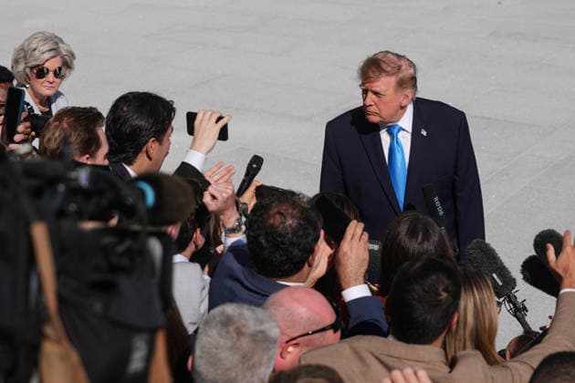 President Trump departs White House for Nebraska midterm campaign rally WASHINGTON, D.C., UNITED STATES - OCTOBER 05: U.S. President Donald Trump speaks to press members before boarding Marine One on the South Lawn of the White House in Washington, D.C., on October 5, 2026. Trump is traveling to Nebraska to attend a midterm campaign rally. Mehmet Eser Anadolu Washington, D.C. United States. Editorial use only. Please get in touch for any other usage.  Copyright: x2026xAnadoluxMehmetxEserx