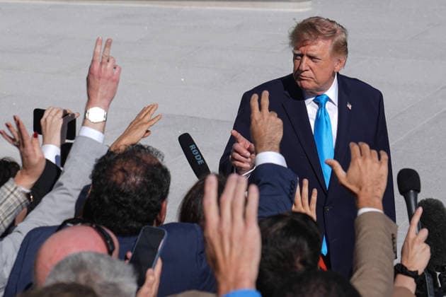 President Trump departs White House for Nebraska midterm campaign rally WASHINGTON, D.C., UNITED STATES - OCTOBER 05: U.S. President Donald Trump speaks to press members before boarding Marine One on the South Lawn of the White House in Washington, D.C., on October 5, 2026. Trump is traveling to Nebraska to attend a midterm campaign rally. Mehmet Eser Anadolu Washington, D.C. United States. Editorial use only. Please get in touch for any other usage.  Copyright: x2026xAnadoluxMehmetxEserx