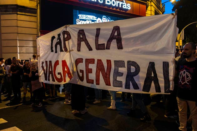 Demonstration for the right to housing in Barcelona - 05 Oct 2026 A large banner calling for a general strike is seen during the demonstration. Mobilized by the Barcelona Tenants Union—and following the expiration of the Maricarmen decree that regulated the right to housing—thousands of people have demonstrated in central Barcelona, ??calling for a general strike. Barcelona Spain Copyright: xPacoxFreirex xSOPAxImagesx p_freire_05102026-DSCF0227