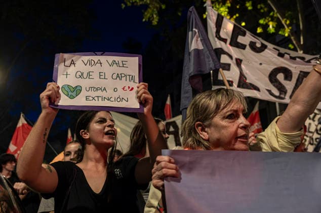 Demonstration for the right to housing in Barcelona - 05 Oct 2026 Protesters hold placards and chant slogans during the demonstration. Mobilized by the Barcelona Tenants Union—and following the expiration of the Maricarmen decree that regulated the right to housing—thousands of people have demonstrated in central Barcelona, ??calling for a general strike. Barcelona Spain Copyright: xPacoxFreirex xSOPAxImagesx p_freire_05102026-DSCF0272
