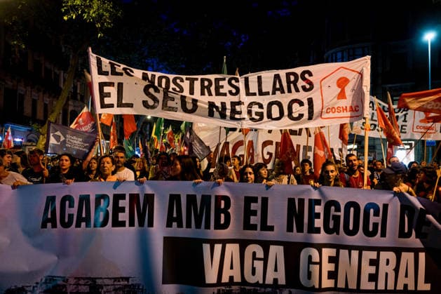 Protests against the housing crisis in Barcelona, Spain - 05 Oct 2026 Protesters hold banners during the demonstration. Demonstrations were called in cities all over Spain following the eviction of Mari Carmen, an 87 years woman evicted from her apartment after it was bought by a real estate agency, and the Spanish parliamentís rejection of a decree aimed at strengthening protections for tenants. Barcelona Spain Copyright: xDavidexBonaldox xSOPAxImagesx DBONALDO-2054