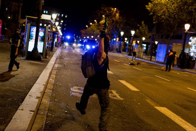 Protests against the housing crisis in Barcelona, Spain - 05 Oct 2026 A man is seen throwing a glass bottle at the police during the demonstration. Demonstrations were called in cities all over Spain following the eviction of Mari Carmen, an 87 years woman evicted from her apartment after it was bought by a real estate agency, and the Spanish parliamentís rejection of a decree aimed at strengthening protections for tenants. Barcelona Spain Copyright: xDavidexBonaldox xSOPAxImagesx DBONALDO-2069