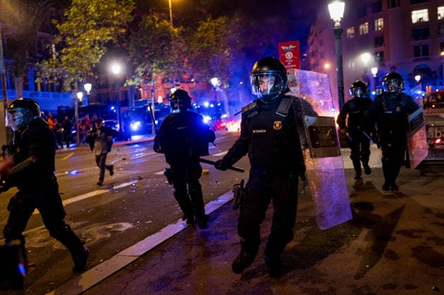 Protests against the housing crisis in Barcelona, Spain - 05 Oct 2026 Riot police are seen charging against the crowd during the demonstration. Demonstrations were called in cities all over Spain following the eviction of Mari Carmen, an 87 years woman evicted from her apartment after it was bought by a real estate agency, and the Spanish parliamentís rejection of a decree aimed at strengthening protections for tenants. Barcelona Spain Copyright: xDavidexBonaldox xSOPAxImagesx DBONALDO-2072