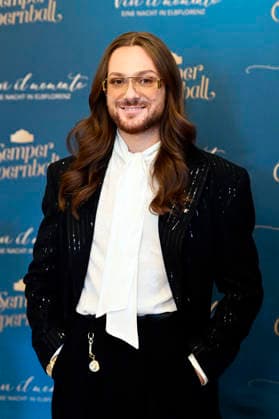 Riccardo Simonetti at the press conference for the 2027 Semper Opera Ball, themed Vivi il momento: A Night in Elbflorenz, at the Hotel Taschenbergpalais Kempinski Dresden, Dresden, October 5, 2026 Foto:xM.xWehnertx xFuturexImagex semperopernball_6012