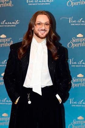 Riccardo Simonetti at the press conference for the 2027 Semper Opera Ball, themed Vivi il momento: A Night in Elbflorenz, at the Hotel Taschenbergpalais Kempinski Dresden, Dresden, October 5, 2026 Foto:xM.xWehnertx xFuturexImagex semperopernball_6014