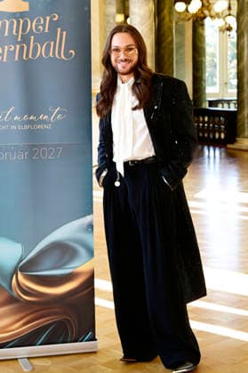 Riccardo Simonetti at the photocall for the 2027 Semper Opera Ball, themed Vivi il momento: A Night in Elbflorenz, in the circular foyer of the Semperoper in Dresden, Dresden, October 5, 2026 Foto:xM.xWehnertx xFuturexImagex semperopernball_6022