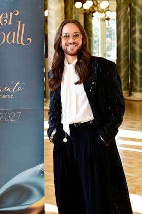Riccardo Simonetti at the photocall for the 2027 Semper Opera Ball, themed Vivi il momento: A Night in Elbflorenz, in the circular foyer of the Semperoper in Dresden, Dresden, October 5, 2026 Foto:xM.xWehnertx xFuturexImagex semperopernball_6023