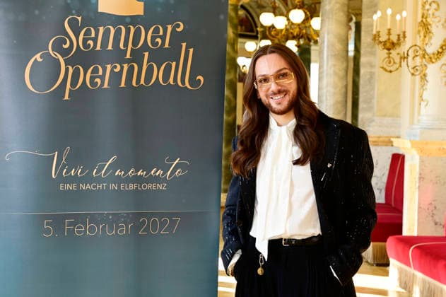Riccardo Simonetti at the photocall for the 2027 Semper Opera Ball, themed Vivi il momento: A Night in Elbflorenz, in the circular foyer of the Semperoper in Dresden, Dresden, October 5, 2026 Foto:xM.xWehnertx xFuturexImagex semperopernball_6024