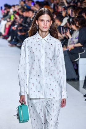 PFW - Shiatzy Chen Runway A model walks the runway during the Shiatzy Chen Womenswear Spring Summer 2027 show as part of Paris Fashion Week on October 05, 2026 in Paris, France. Photo by Shootpix ABACAPRESS.COM Paris France  Copyright: xShootpix ABACAx