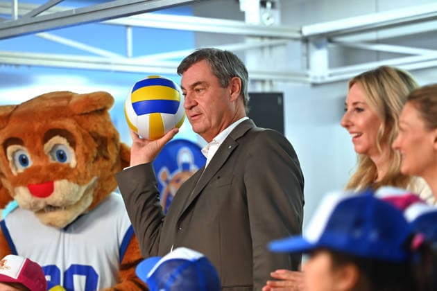 Markus SOEDER, Minister-President of Bavaria and CSU Chairman, visited the Sports Elementary School on Margarethe Danzi Street in Munich on October 6, 2026, together with Health Minister Judith Gerlach and Minister of Education and Cultural Affairs Anna Stolz, to learn more about successful prevention and health promotion in everyday school life ahead of t