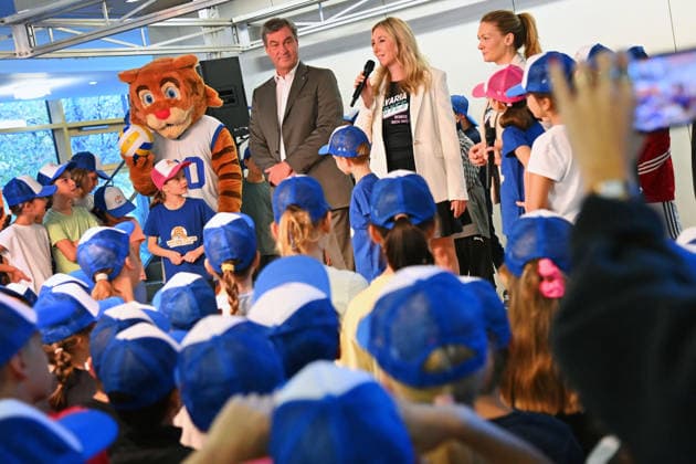 Markus SOEDER, Minister-President of Bavaria and CSU Chairman, visited the Sports Elementary School on Margarethe Danzi Street in Munich on October 6, 2026, together with Health Minister Judith Gerlach and Minister of Education and Cultural Affairs Anna Stolz, to learn more about successful prevention and health promotion in everyday school life ahead of t