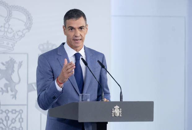 Sánchez Addresses the Press After the Cabinet Meeting Prime Minister Pedro Sánchez during a press conference following the Cabinet meeting at the Moncloa Palace on October 6, 2026, in Madrid, Spain. The Council of Ministers has once again approved the housing decrees, with some changes, which were rejected by Congress last Friday, October 2. The government’s plan is that, after Parliament is dissolved, these decrees will be voted on by the Permanent Deputation, where it could secure the majority needed to pass them. OCTOBER 6, 2026, Madrid, Madrid, Spain Copyright: xEduardoxParrax 7824171