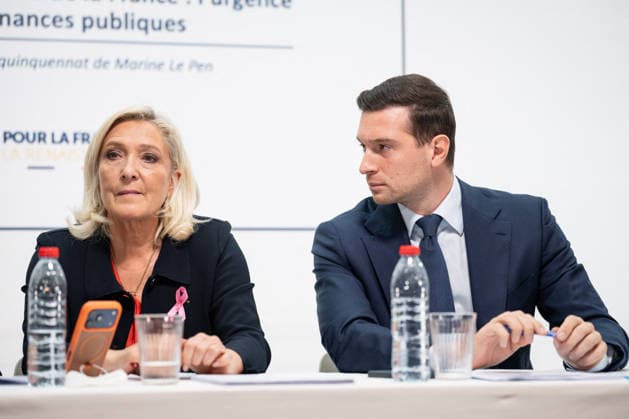 Marine Le Pen and Jordan Bardella Press Conference - Paris Far-right party Rassemblement National (RN) candidate in France s 2027 presidential election Marine Le Pen and President of French far-right party Rassemblement National (RN) Jordan Bardella during a press conference to present the party’s counter-budget for 2027 and its proposed budgetary trajectory for 2027–2032 at the party s headquarters in Paris, France, on October 6, 2026. Photo by Alexis Jumeau ABACAPRESS.COM Paris France  Copyright: xJumeauxAlexis ABACAx