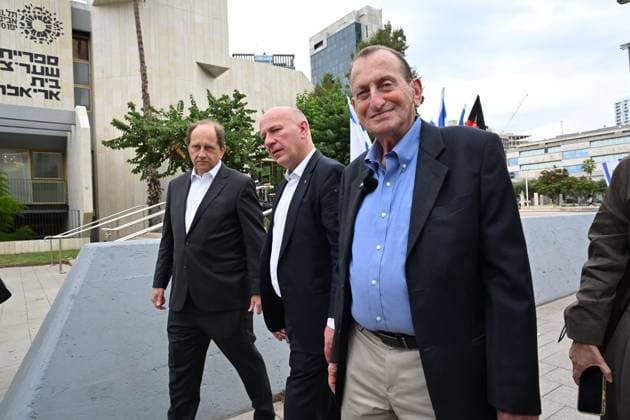 Berlin mayor joins October 7 memorial in Tel Aviv TEL AVIV, ISRAEL, OCTOBER 6, 2026: Tel Aviv-Yafo Mayor Ron Huldai, Berlin Governing Mayor Kai Wegner and German Ambassador to Israel Alexander Graf Lambsdorff lay a memorial wreath at Hostages Square in Tel Aviv ahead of the third anniversary of the October 7, 2023 attacks. Wegner is visiting Israel from October 6 to 8 for meetings and commemorative events aimed at strengthening ties between Berlin and Tel Aviv. TEL AVIV Israel Copyright: x xPaulinaxPatimerx xJNAxPressx
