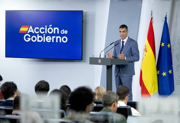 Sánchez Addresses the Press After the Cabinet Meeting Prime Minister Pedro Sánchez during a press conference following the Cabinet meeting at the Moncloa Palace on October 6, 2026, in Madrid, Spain. The Council of Ministers has once again approved the housing decrees, with some changes, which were rejected by Congress last Friday, October 2. The government’s plan is that, after Parliament is dissolved, these decrees will be voted on by the Permanent Deputation, where it could secure the majority needed to pass them. OCTOBER 6, 2026, Madrid, Madrid, Spain Copyright: xEduardoxParrax 7824280
