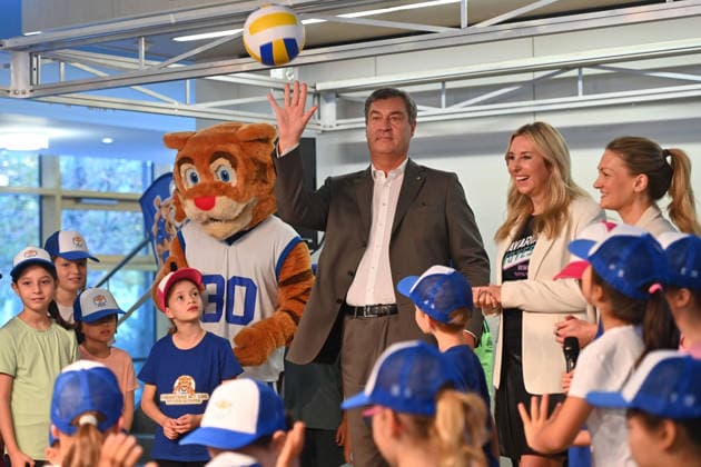 Markus SOEDER, Minister-President of Bavaria and CSU Chairman, throws a ball. Markus SOEDER, Minister-President of Bavaria and CSU Chairman, visits the Sports Elementary School on Margarethe Danzi Street in Munich on October 6, 2026, together with Health Minister Judith Ger