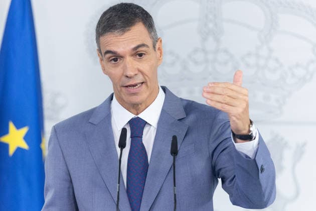 Sánchez Addresses the Press After the Cabinet Meeting Prime Minister Pedro Sánchez during a press conference following the Cabinet meeting at the Moncloa Palace on October 6, 2026, in Madrid, Spain. The Council of Ministers has once again approved the housing decrees, with some changes, which were rejected by Congress last Friday, October 2. The government’s plan is that, after Parliament is dissolved, these decrees will be voted on by the Permanent Deputation, where it could secure the majority needed to pass them. OCTOBER 6, 2026, Madrid, Madrid, Spain Copyright: xEduardoxParrax 7824361