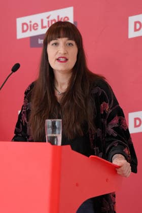 Press Statement by the Left Party (Die Linke) Parliamentary Caucus Ahead of the Bundestag Session Heidi Reichinnek of the Left Party (Die Linke) delivering a press statement ahead of the parliamentary caucus meeting at the German Bundestag, Berlin, October 6, 2026 Berlin Berlin Germany