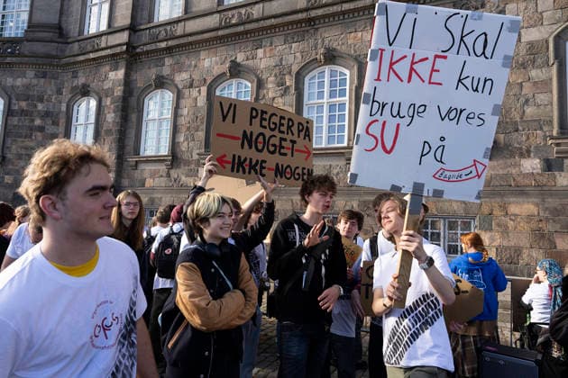Opening of the Folketing: Demonstration in front of Christiansborg. Demonstration at the opening of the Folketing at Christiansborg Palace in Copenhagen, Tuesday, October 6, 2026. Photo by Claus Bech, Ritzau Scanpix, Copenhagen, Denmark  Copyright: fotograf@clausbech.dk ClausxBechx spdk20261006-141811-L