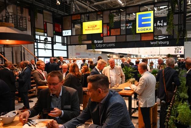 EXPO REAL 2026 is currently taking place at the Messe München exhibition grounds. It is Europe s largest international trade fair for real estate, investment, and infrastructure. Photo: CEV Handelsimmobilien, EDEKA, and Netto exhibition booths