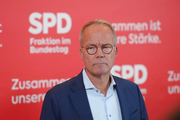 SPD press conference ahead of the parliamentary group meeting: SPD parliamentary group leader Matthias Miersch, pictured with a serious expression during a press statement ahead of the parliamentary group meeting at the German Bundestag, Berlin, October 6, 2026, Berlin, Berlin, Germany