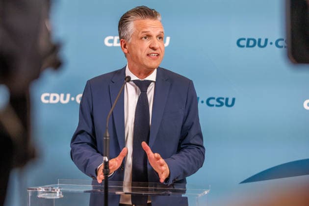Statement before the CDU CSU caucus meeting by Alexander Hoffmann, Deputy Chair of the CDU CSU parliamentary group in the Bundestag, and Thorsten Frei (CDU), Chair of the parliamentary group, speak during a statement before the parliamentary group meetings on October 6, 2026, in Berlin, Berlin, Berlin, Germany, Reichstag