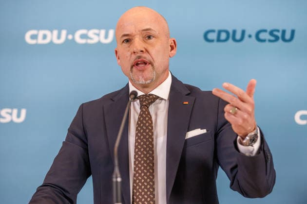 Statement before the CDU CSU caucus meeting by Alexander Hoffmann, Deputy Chair of the CDU CSU parliamentary group in the Bundestag, and Thorsten Frei (CDU), Chair of the parliamentary group, speak during a statement before the parliamentary group meetings on October 6, 2026, in Berlin, Berlin, Berlin, Germany, Reichstag