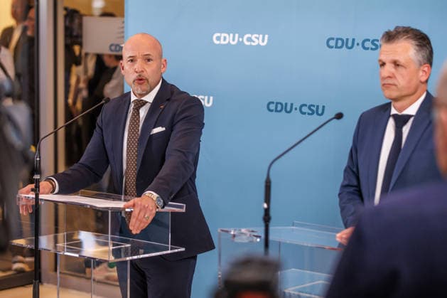 Statement before the CDU CSU caucus meeting by Alexander Hoffmann, Deputy Chair of the CDU CSU parliamentary group in the Bundestag, and Thorsten Frei (CDU), Chair of the parliamentary group, speak during a statement before the parliamentary group meetings on October 6, 2026, in Berlin, Berlin, Berlin, Germany, Reichstag