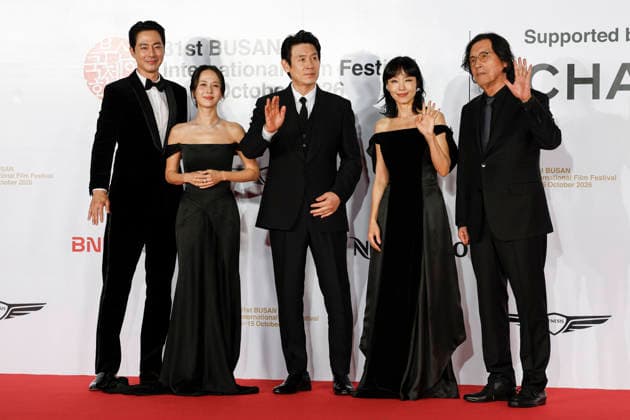 stars gather at busan international film festival in south korea (L-R) South Korean actors Zo In-sung, Cho Yeo-jeong, Sol Kyung-gu, Jeon Do-yeon and film director Lee Chang-dong pose for photographs during a photocall ahead of the opening ceremony of the 31st Busan International Film Festival (BIFF) at the Busan Cinema Center in Busan, South Korea, on October 06, 2026. Busan South Korea  Copyright: xMatrixxImages JungxUi-Chelx