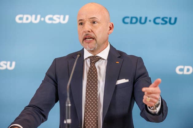 Statement before the CDU CSU caucus meeting by Alexander Hoffmann, Deputy Chair of the CDU CSU parliamentary group in the Bundestag, and Thorsten Frei (CDU), Chair of the parliamentary group, speak during a statement before the parliamentary group meetings on October 6, 2026, in Berlin, Berlin, Berlin, Germany, at the Reichstag