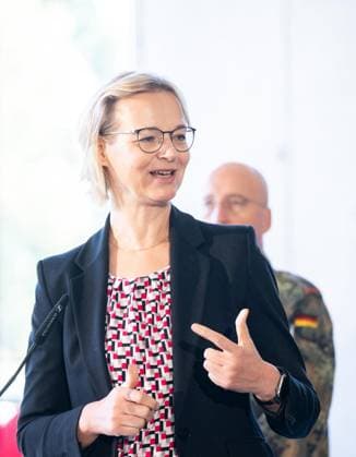 THÜRINGER LANDESREGIERUNG TRITT ERSTMALS ZUM SICHERHEITSKABINETT ZUSAMMEN ** NUR FÜR REDAKTIONELLE ZWECKE ** EDITORIAL USE ONLY **<p>06 10 2026-Erfurt: Die Thüringer Landesregierung kommt im Gefahrenabwehrzentrum Süd in Erfurt erstmals zu einem Sicherheitskabinett zusammen. Gemeinsam mit Vertretern der Sicherheitsbehörden und der Bundeswehr berät das Kabinett über den Schutz vor hybriden Bedrohungen, Cyberangriffen und Drohnen sowie über Krisenvorsorge und den Operationsplan Deutschland. Ministerpräsident Mario Voigt, Innenminister Georg Maier und Finanzministerin Katja Wolf informieren anschließend über die Ergebnisse. im Foto: Katja Wolf (Thüringen.Gerecht), Thüringer Finanzministerin und Stellvertretende Ministerpräsident Copyright: SaschaxFromm doc87ww87u8os7gignwkjw ,EDITORIAL USE ONLY