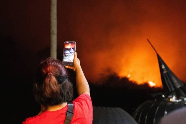October 6, 2026, Jambi, Indonesia: JAMBI, INDONESIA, OCTOBER 6, 2026: Firefighters battle a land fire burning through trees and vegetation in the Penyengat Rendah area of Jambi City, as local residents observe the blaze. Forest and land fires across parts of Jambi and Sumatra continue to affect air quality and raise environmental concerns during the dry season. Jambi Indonesia  - ZUMAq101 20261006_zna_q101_120 Copyright: xPrabanndaruxWahyuajix