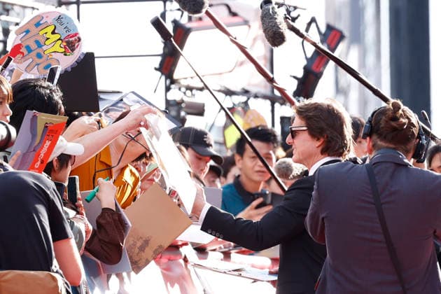 Star Tom Cruise greets fans during the Digger Japan premiere on October 6, 2026, in Tokyo, Japan. Tom Cruise met with enthusiastic fans and signed autographs on the red carpet in the heart of Tokyo s Ginza district.  aflo_353720119