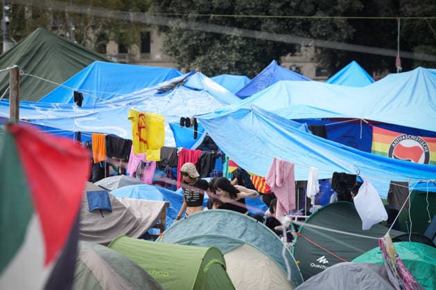 The housing protest camp in Barcelona continues. A general view of the housing protest camp in Plaza Catalunya on October 6, 2026, in Barcelona, Catalonia, Spain. The housing rights encampment in Barcelona’s Plaza Catalunya marks its one-week anniversary this Tuesday. Participants are continuing the protest with no planned end date. OCTOBER 6, 2026 Barcelona Catalonia Barcelona Catalonia Spain  Copyright: xDavidxZorrakinox 7824923