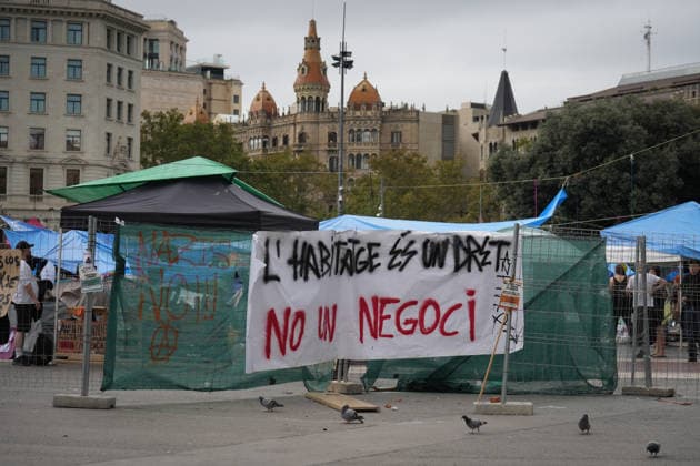The housing protest camp in Barcelona continues. A general view of the housing protest camp in Plaza Catalunya on October 6, 2026, in Barcelona, Catalonia, Spain. The housing rights encampment in Barcelona’s Plaza Catalunya marks its one-week anniversary this Tuesday. Participants are continuing the protest with no planned end date. OCTOBER 6, 2026 Barcelona Catalonia Barcelona Catalonia Spain  Copyright: xDavidxZorrakinox 7824926
