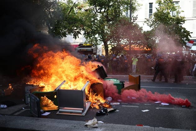 Student Demonstration - Paris Clashes on the sidelines of the students protest against the current state of public education, once again, on October 6, 2026, in Paris, France. They demand more resources for the national education system, and raise against the far right party - le Rassemblement National. Photo by Raphael Lafargue ABACAPRESS.COM Paris France  Copyright: xLafarguexRaphael ABACAx