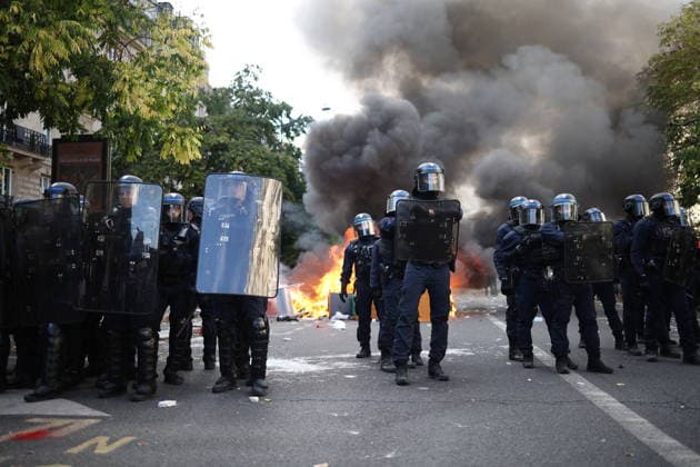 Student Demonstration - Paris Clashes on the sidelines of the students protest against the current state of public education, once again, on October 6, 2026, in Paris, France. They demand more resources for the national education system, and raise against the far right party - le Rassemblement National. Photo by Raphael Lafargue ABACAPRESS.COM Paris France  Copyright: xLafarguexRaphael ABACAx