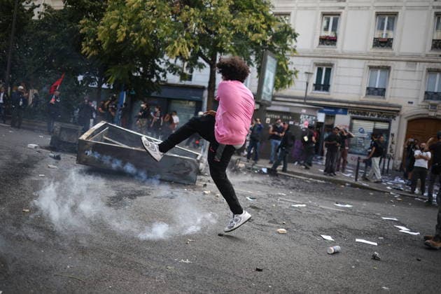 Student Demonstration - Paris Clashes on the sidelines of the students protest against the current state of public education, once again, on October 6, 2026, in Paris, France. They demand more resources for the national education system, and raise against the far right party - le Rassemblement National. Photo by Raphael Lafargue ABACAPRESS.COM Paris France  Copyright: xLafarguexRaphael ABACAx