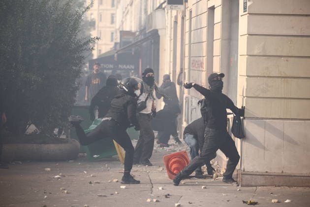 Student Demonstration - Paris Clashes on the sidelines of the students protest against the current state of public education, once again, on October 6, 2026, in Paris, France. They demand more resources for the national education system, and raise against the far right party - le Rassemblement National. Photo by Raphael Lafargue ABACAPRESS.COM Paris France  Copyright: xLafarguexRaphael ABACAx